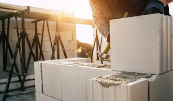 massiv-bauen-baustelle-mauerwerk-wand-06 Steine setzen auf der Baustelle